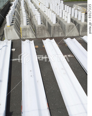 組立て前のガードレール 6917335