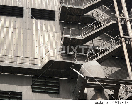 工場の非常階段 6917338