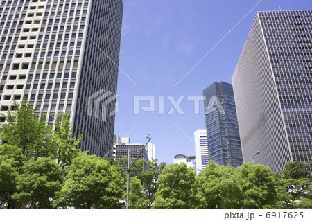 大阪梅田のビル群 6917625