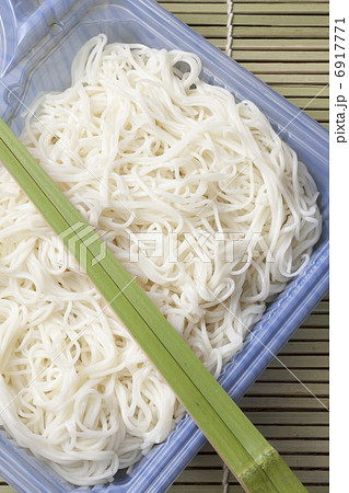パックに入った冷やし素麺 6917771