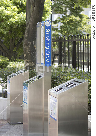 屋外のスモーキングエリア 屋外のスモーキングエリア 6918380