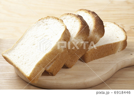 ナイフで切った食パン ナイフで切った食パン 6918446