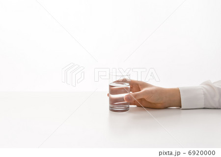 グラスを持つ手と水 6920000