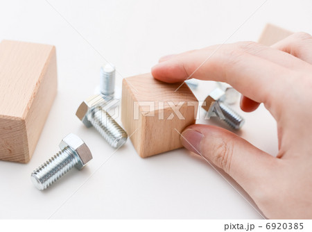木材と六角ボルトを組み立てる手元 6920385