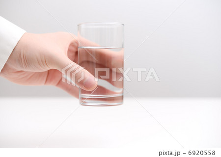 コップ一杯の水を持つ手 6920558