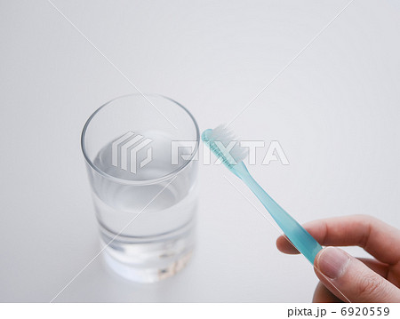 コップの水で歯ブラシを濡らす手元 コップの水で歯ブラシを濡らす手元 6920559