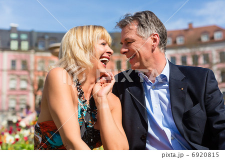 Mature couple during spring in the city 6920815