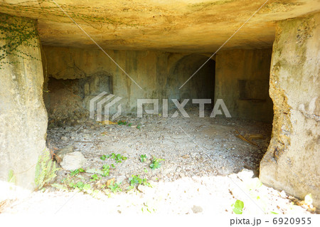 与路島派遣隊基地跡 / 第一砲台跡 表口に立って中を望む 6920955