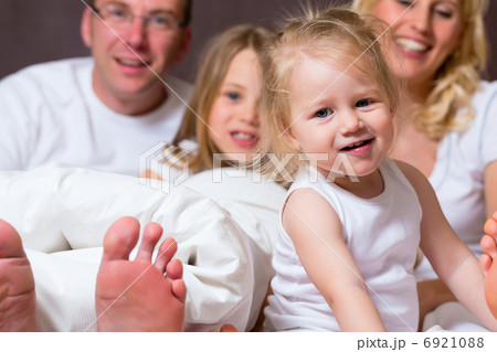Group picture of a young family in Bed Group picture of a young family in Bed 6921088