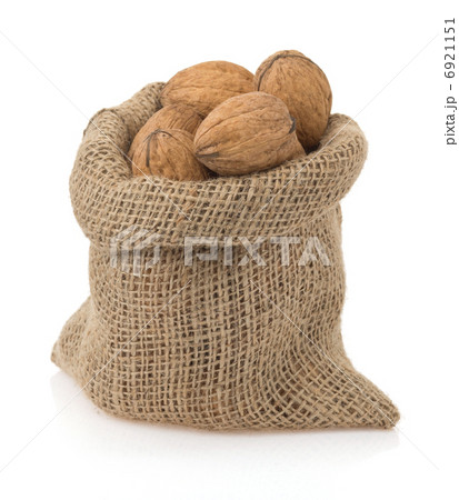 walnuts in bag 6921151