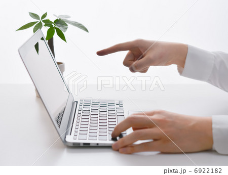 パソコンを指さすビジネスマン パソコンを指さすビジネスマン 6922182