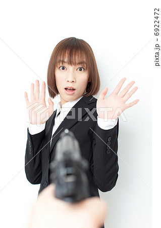 銃を向けられた女性 銃を向けられた女性 6922472
