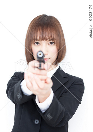 拳銃を構える女性の写真素材