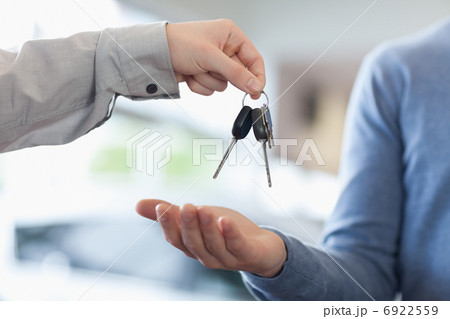 Man giving keys to someone 6922559