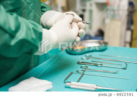Surgeon choosing a surgical instrument Surgeon choosing a surgical instrument 6922591