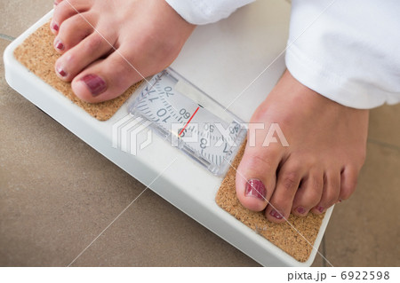 Womans feet on scales Womans feet on scales 6922598