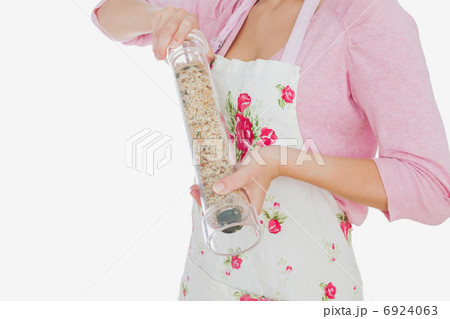 Maid grinding pepper 6924063