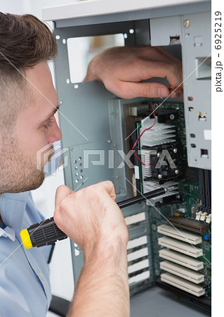 Young it professional fixing computer problem 6925219