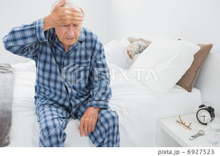 Elderly man suffering with head pain 6927523