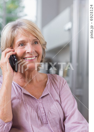 Smiling mature woman calling 6928124