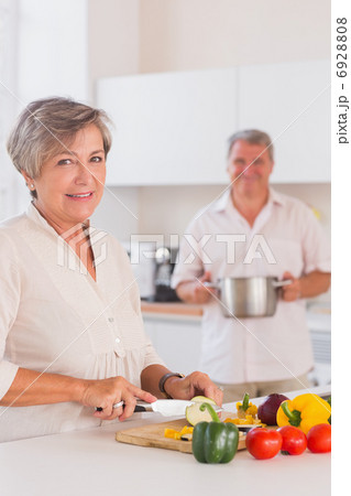 Old lovers preparing food 6928808