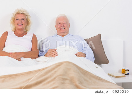 Old couple lying on the bed 6929010