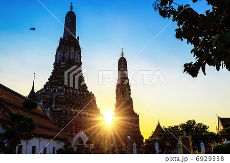 日没のワット アルン タイ バンコク の写真素材