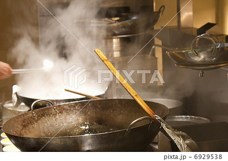中華料理の厨房と中華鍋 中華料理の厨房と中華鍋 6929538