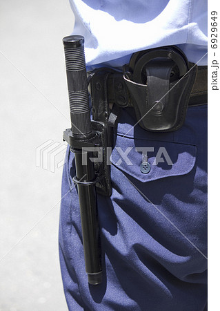 警察官の持っている手錠と警棒の写真素材