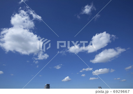夏の青空にポッカリ浮いた白い雲 6929667