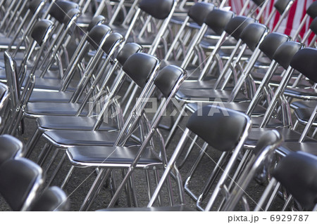 整然と並んだたくさんのパイプ椅子 整然と並んだたくさんのパイプ椅子 6929787