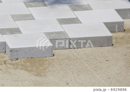 歩道のタイルの張り替え工事 6929896