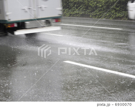 雨天走行中の自動車の水しぶき 6930070