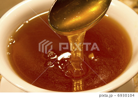 器に入ったハチミツとスプーン 6930104