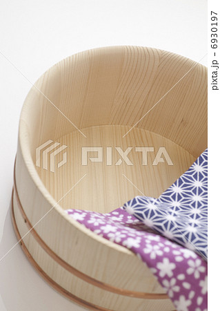 天然木の湯桶と日本手拭い 6930197