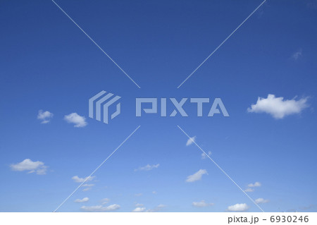 夏の青空にポッカリ浮いた白い雲 6930246