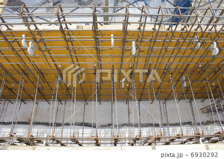工事現場の組まれた鉄筋 工事現場の組まれた鉄筋 6930292