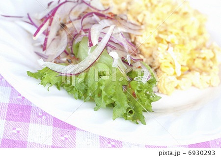 スクランブルエッグと野菜サラダの朝食 6930293