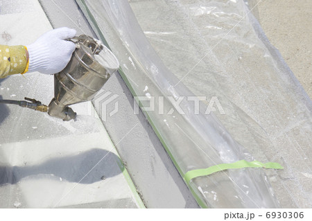 歩道の縁石を塗装するスプレーガン 6930306