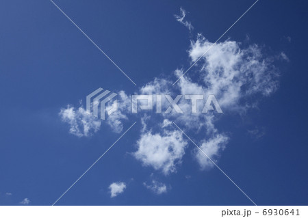 夏の青空にポッカリ浮いた白い雲 夏の青空にポッカリ浮いた白い雲 6930641