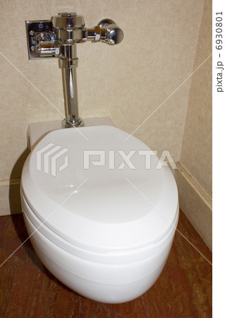 洋式の水洗トイレの白い便器 6930801