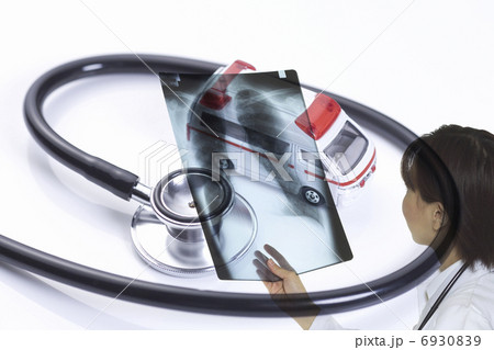 レントゲンフィルムを持つ女医とおもちゃの救急車の合成 6930839