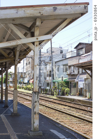 路面電車の駅舎とホーム 6930864