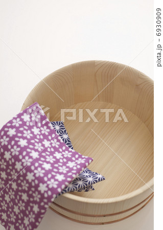 天然木の湯桶と日本手拭い 6930909