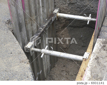 道路の水道管工事 6931141