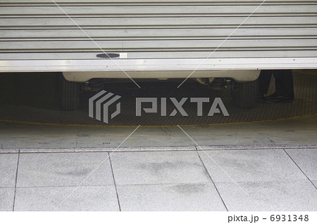 閉めようとするガレージのシャッター 6931348