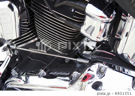 オートバイのエンジンのアップ 6931351