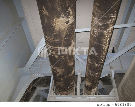 錆びついた古い水道管 6931389