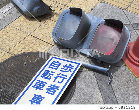 旧型の信号機の取り外し工事 6931518