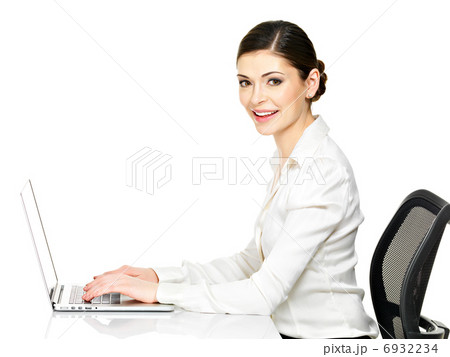 woman sits from the  table and working on laptop 6932234